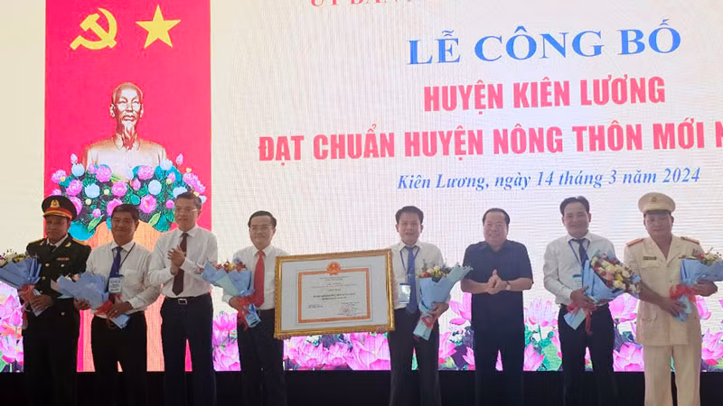 Lãnh đạo tỉnh Kiên Giang trao quyết định của Thủ tướng công nhận huyện Kiên Lương đạt chuẩn nông thôn mới và tặng hoa chúc mừng lãnh đạo địa phương. Lãnh đạo tỉnh Kiên Giang trao quyết định của Thủ tướng công nhận huyện Kiên Lương đạt chuẩn nông thôn mới và tặng hoa chúc mừng lãnh đạo địa phương.