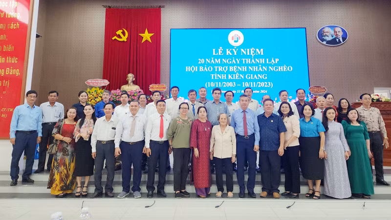 Đại biểu chụp ảnh lưu niệm tại lễ kỷ niệm.