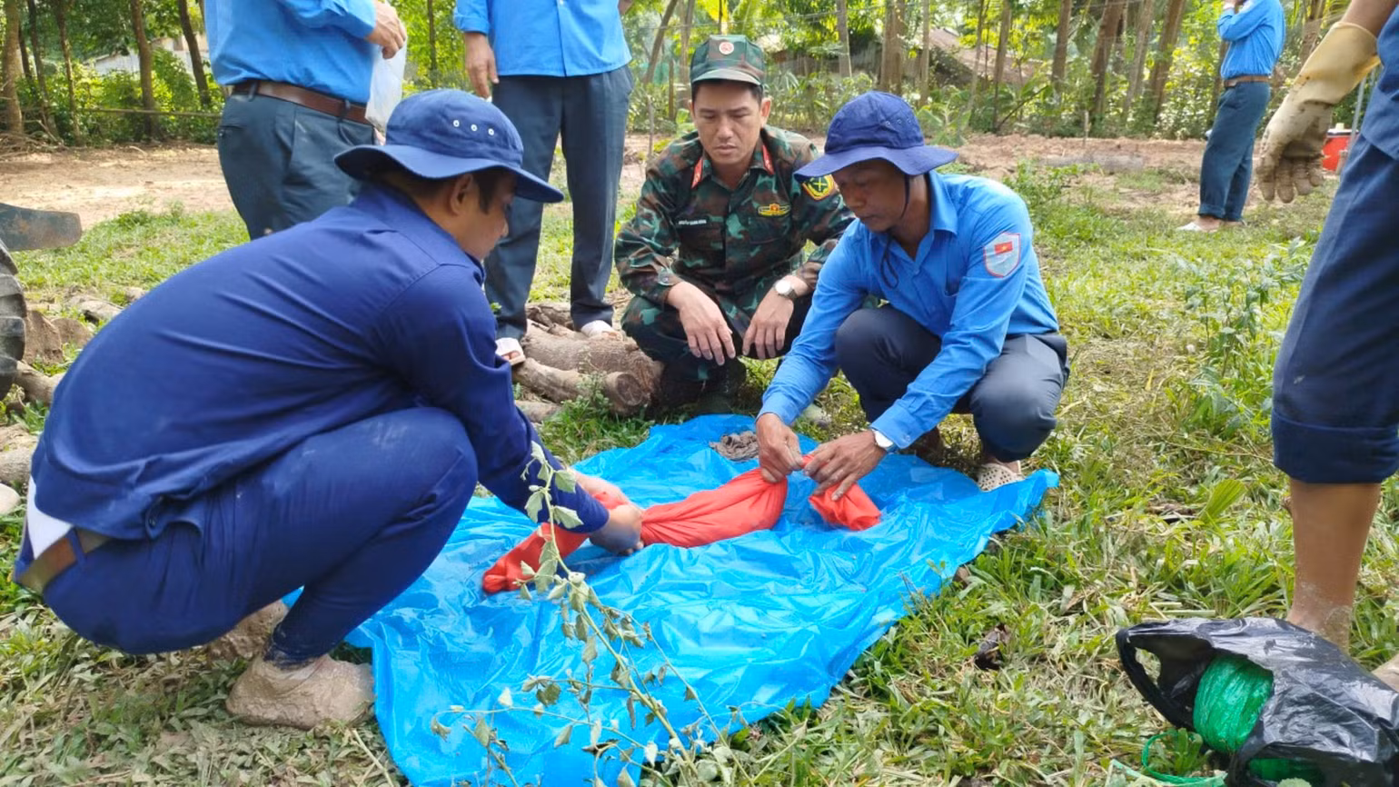 Đội K92 tìm kiếm, quy tập hài cốt liệt sĩ. Đội K92 tìm kiếm, quy tập hài cốt liệt sĩ.