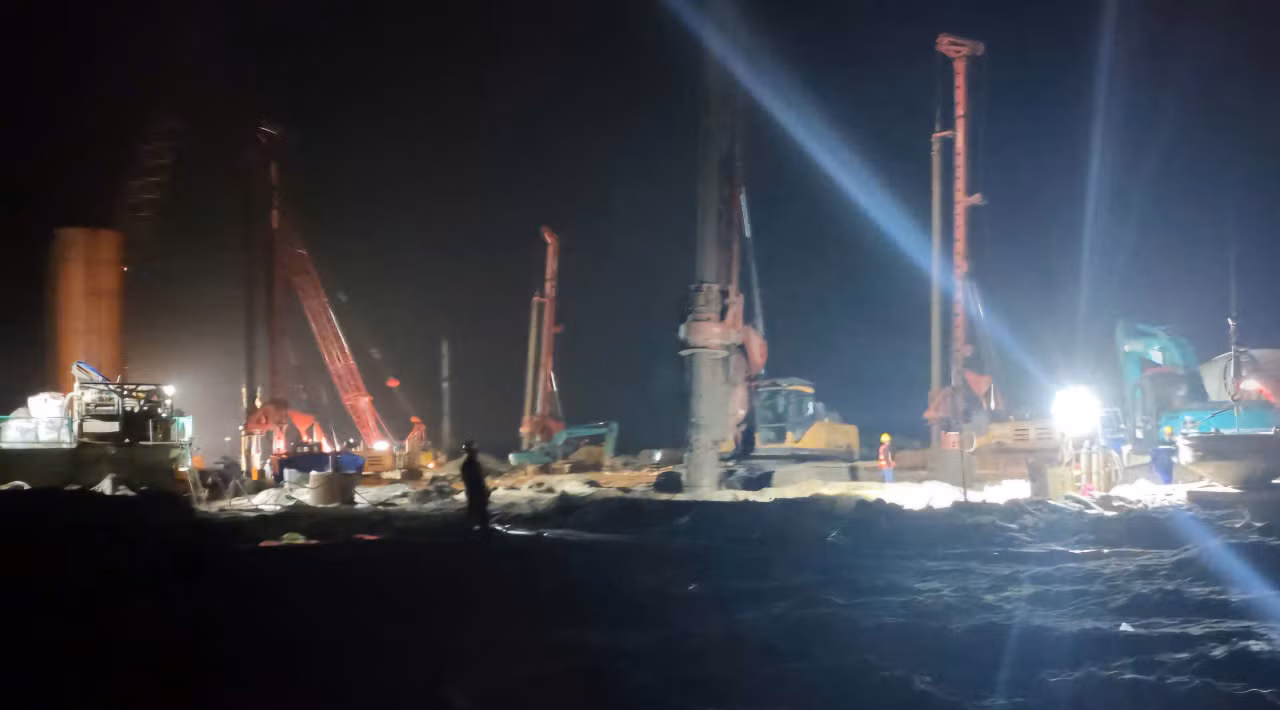 Công nhân thi công khu bến cảng suốt cả ngày lẫn đêm.