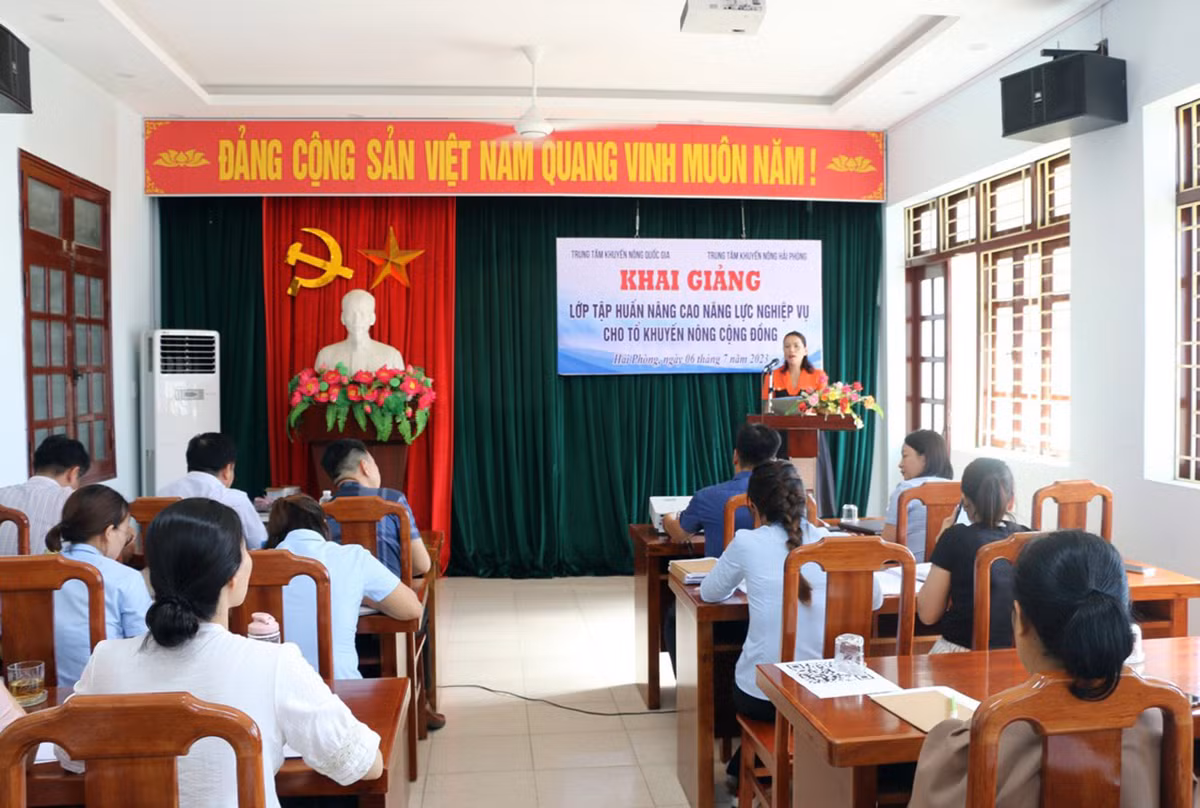 Trung tâm Khuyến nông quốc gia phối hợp Trung tâm Khuyến nông Hải Phòng tổ chức lớp tập huấn nâng cao năng lực nghiệp vụ cho các tổ khuyến nông cộng đồng tại thành phố Hải Phòng. (Ảnh: HƯƠNG GIANG)