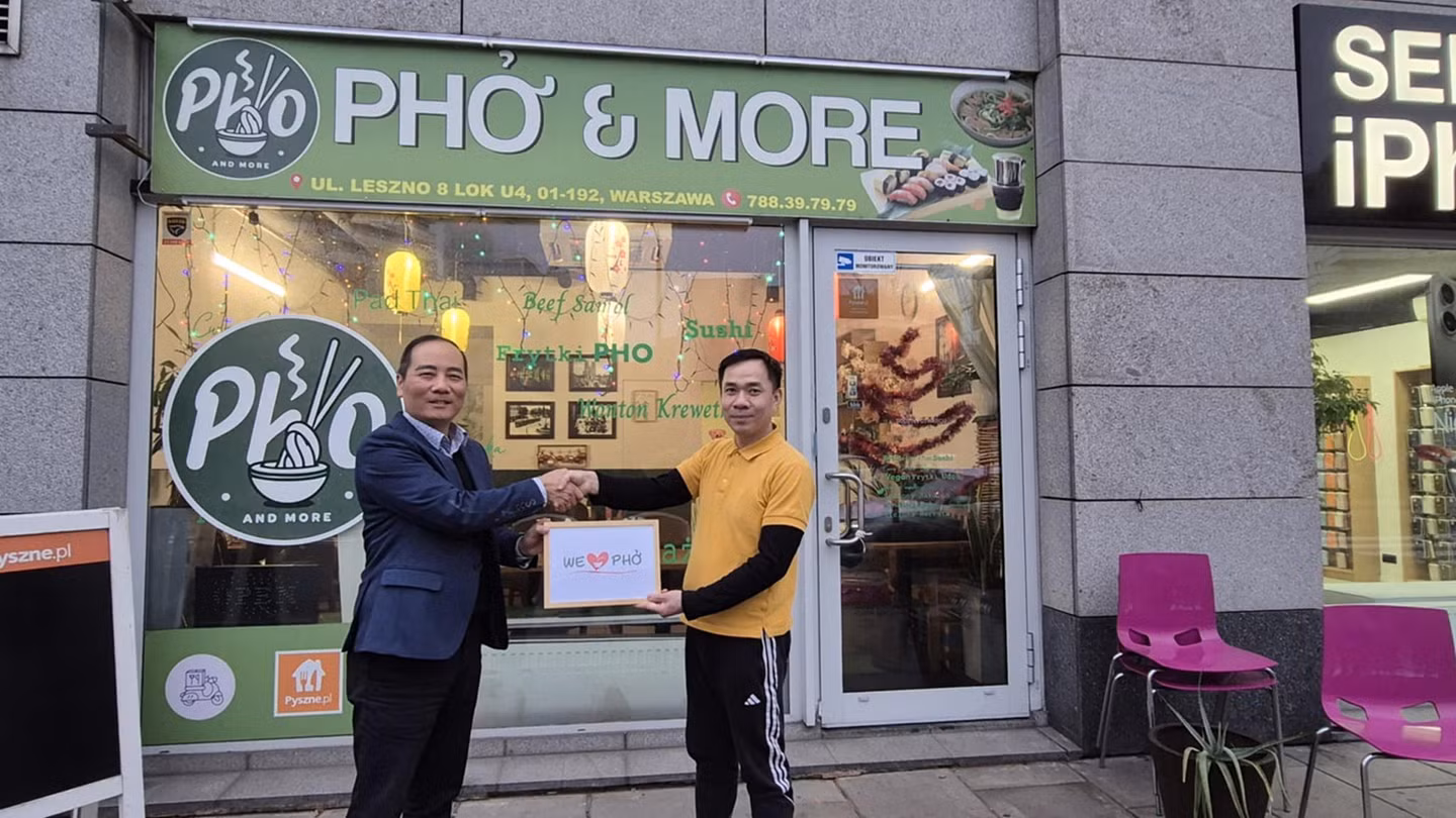 Anh Mai Hải Lâm (bên trái) trong hành trình kết nối và lan tỏa “We Love Phở” ở châu Âu.