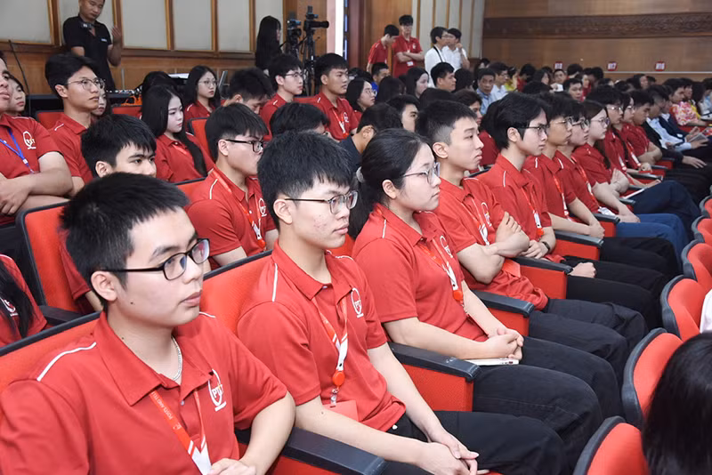 Các sinh viên Học viện Công nghệ Bưu chính Viễn thông tham gia lễ phát động. (Ảnh: TRẦN HẢI)