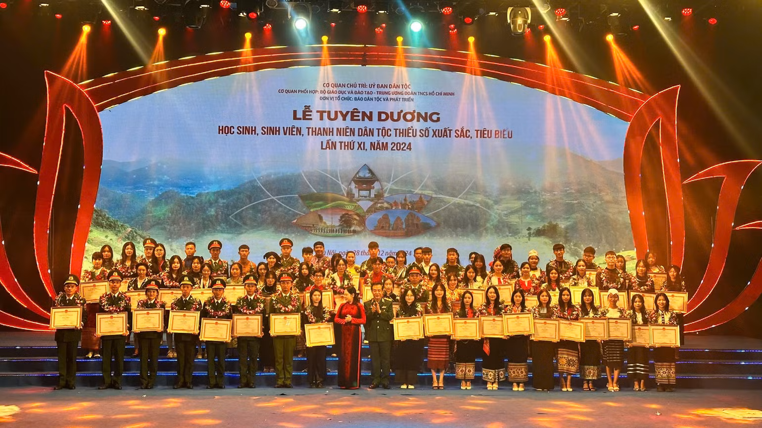 Kpă Séo và các thanh niên dân tộc thiểu số tiêu biểu được vinh danh tại Lễ Tuyên dương học sinh, sinh viên, thanh niên dân tộc thiểu số xuất sắc, tiêu biểu năm 2024.