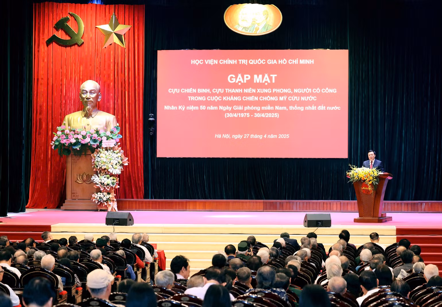 Quang cảnh buổi gặp mặt. Quang cảnh buổi gặp mặt.
