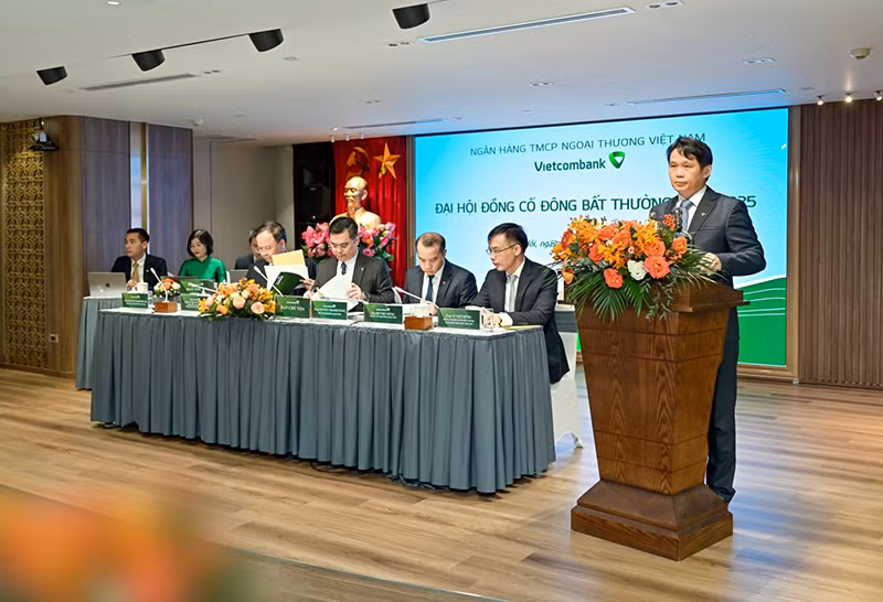 Ông Nguyễn Mạnh Hùng – Thành viên HĐQT Vietcombank trình bày Tờ trình và Quy chế về việc bầu bổ sung thành viên HĐQT nhiệm kỳ 2023-2028.
