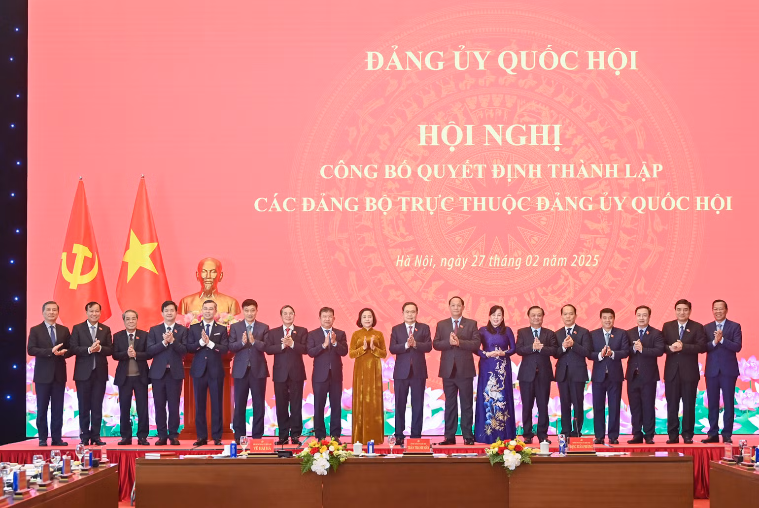Bí thư Đảng ủy Quốc hội, Chủ tịch Quốc hội Trần Thanh Mẫn cùng các đại biểu với 11 đồng chí Bí thư Đảng bộ trực thuộc. (Ảnh: DUY LINH) Bí thư Đảng ủy Quốc hội, Chủ tịch Quốc hội Trần Thanh Mẫn cùng các đại biểu với 11 đồng chí Bí thư Đảng bộ trực thuộc. (Ảnh: DUY LINH)