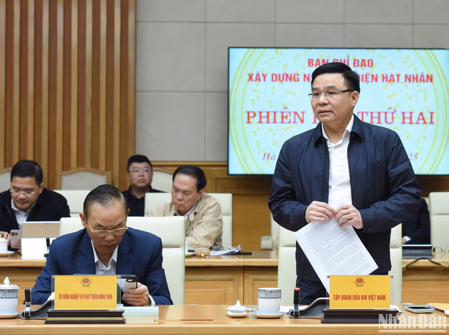 Chủ tịch Hội đồng thành viên Petrovietnam Lê Mạnh Hùng phát biểu ý kiến tại phiên họp. (Ảnh: TRẦN HẢI). Chủ tịch Hội đồng thành viên Petrovietnam Lê Mạnh Hùng phát biểu ý kiến tại phiên họp. (Ảnh: TRẦN HẢI).