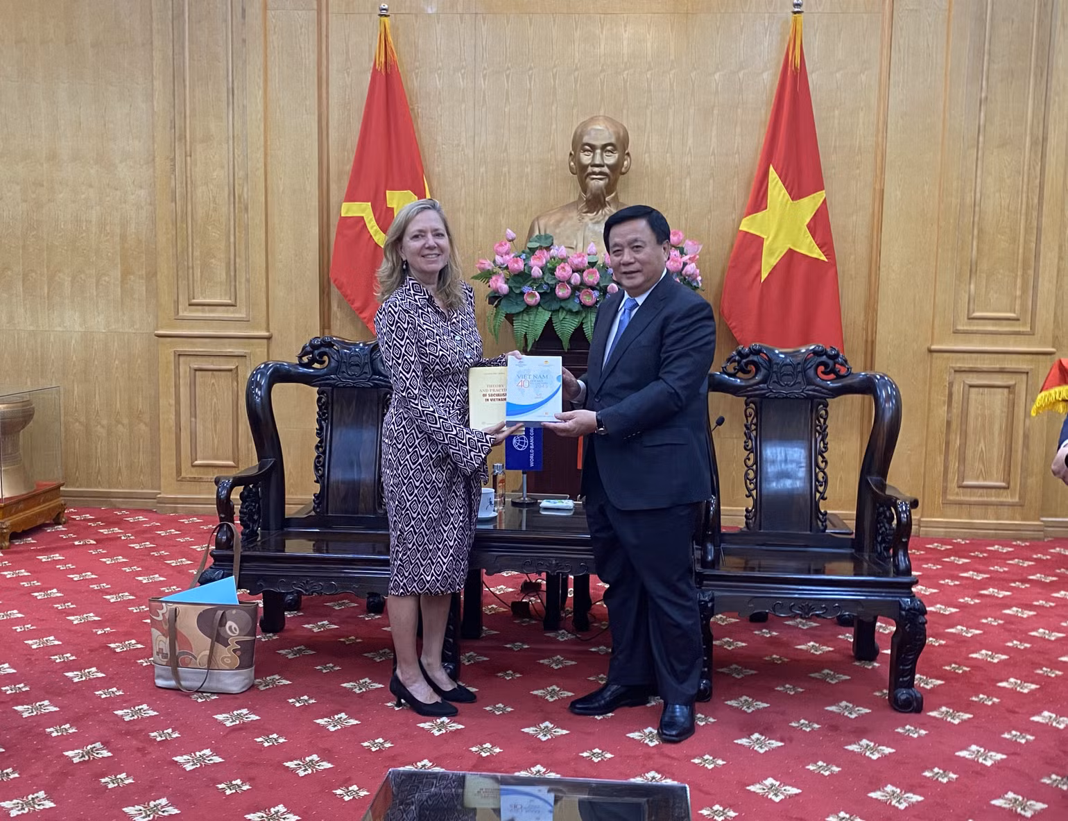 Đồng chí Nguyễn Xuân Thắng trao sách của Việt Nam tặng bà Mariam Sherman. Đồng chí Nguyễn Xuân Thắng trao sách của Việt Nam tặng bà Mariam Sherman.