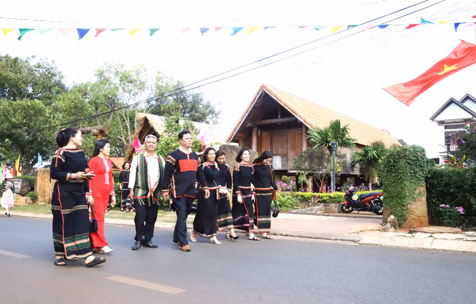 Đồng bào các dân tộc thành phố Buôn Ma Thuột hân hoan phấn khởi trước sự đổi mới mạnh mẽ của quê hương sau 50 năm giải phóng.
