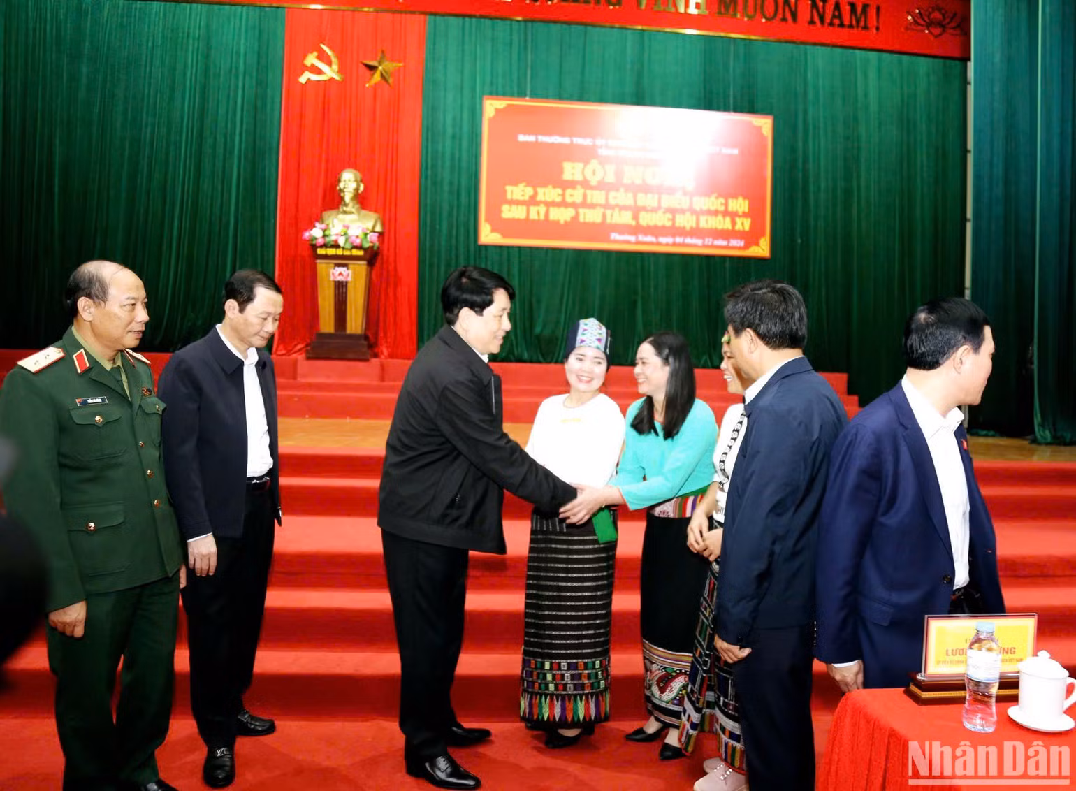 Chủ tịch nước trao đổi với đại diện cử tri.