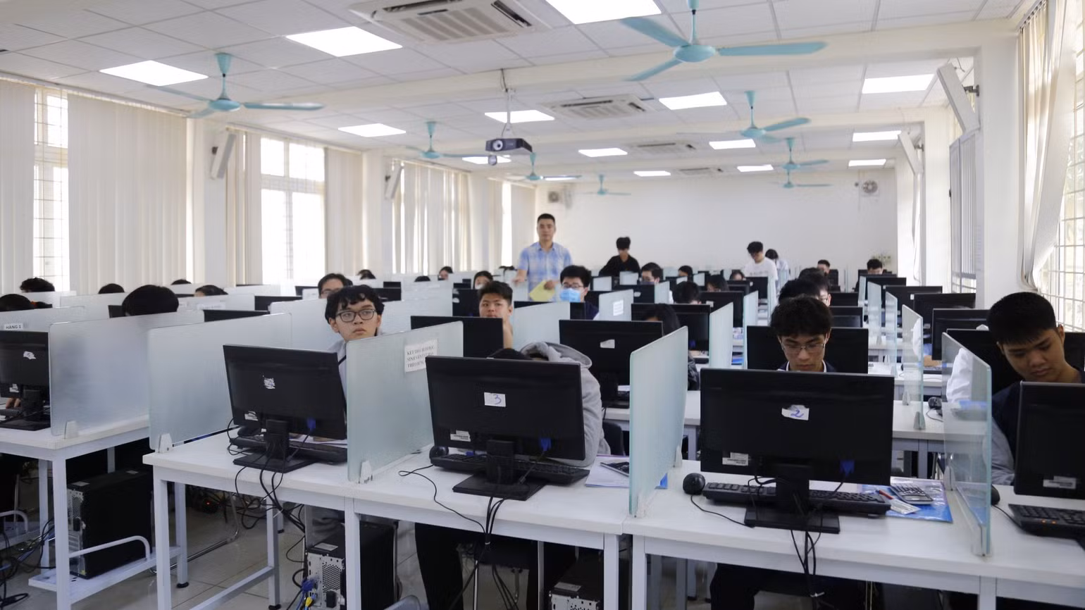 Thí sinh dự thi Đánh giá năng lực năm 2023 chuẩn bị làm bài thi.