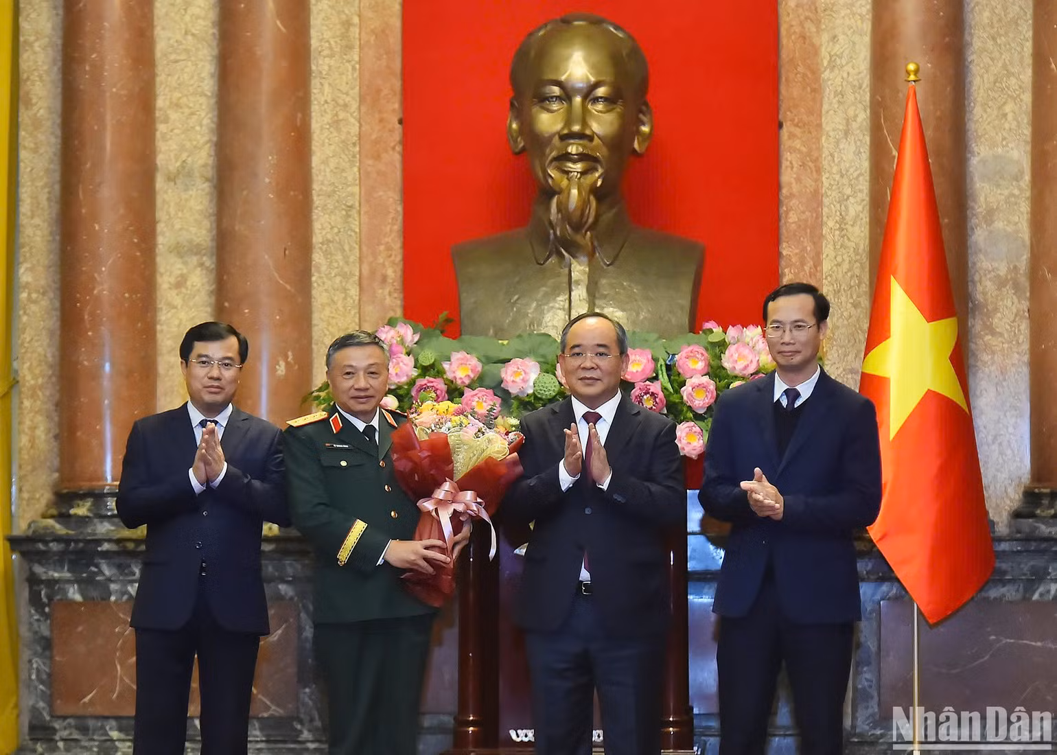 Lãnh đạo Văn phòng Chủ tịch nước tặng hoa chúc mừng Thượng tướng Lê Quang Minh. Lãnh đạo Văn phòng Chủ tịch nước tặng hoa chúc mừng Thượng tướng Lê Quang Minh.
