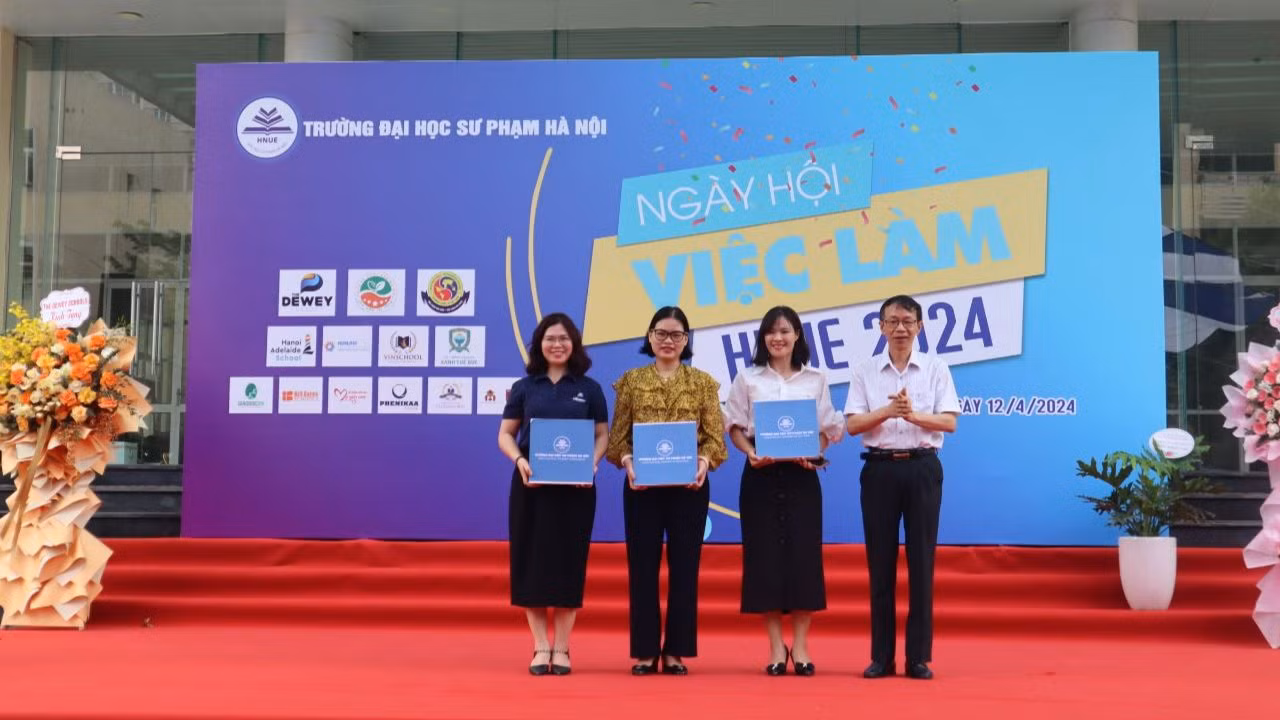 GS, TS Nguyễn Văn Minh, Hiệu trưởng Trường đại học Sư phạm, cảm ơn các nhà tài trợ, nhà tuyển dụng tham gia ngày hội việc làm. GS, TS Nguyễn Văn Minh, Hiệu trưởng Trường đại học Sư phạm, cảm ơn các nhà tài trợ, nhà tuyển dụng tham gia ngày hội việc làm.