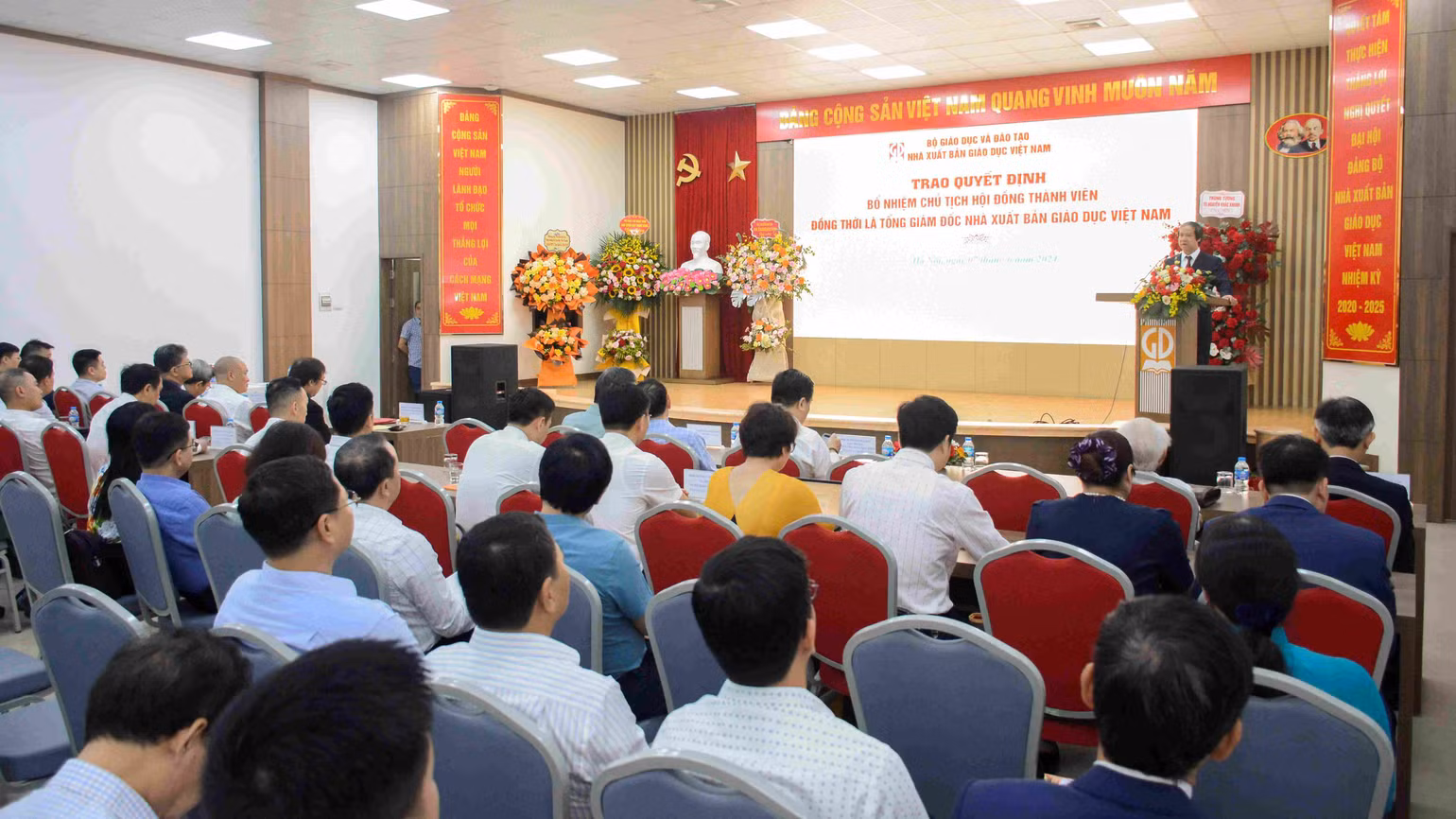 Quang cảnh buổi lễ trao quyết định. Quang cảnh buổi lễ trao quyết định.