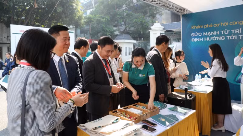 Hoạt động tại các gian hàng tuyển dụng. Hoạt động tại các gian hàng tuyển dụng.