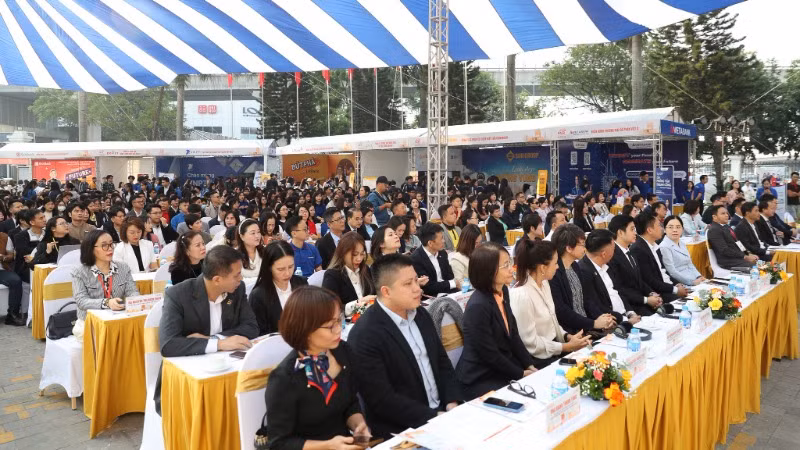 Ngày hội thu hút hàng chục nhà tuyển dụng, hàng nghìn sinh viên tham dự Ngày hội thu hút hàng chục nhà tuyển dụng, hàng nghìn sinh viên tham dự