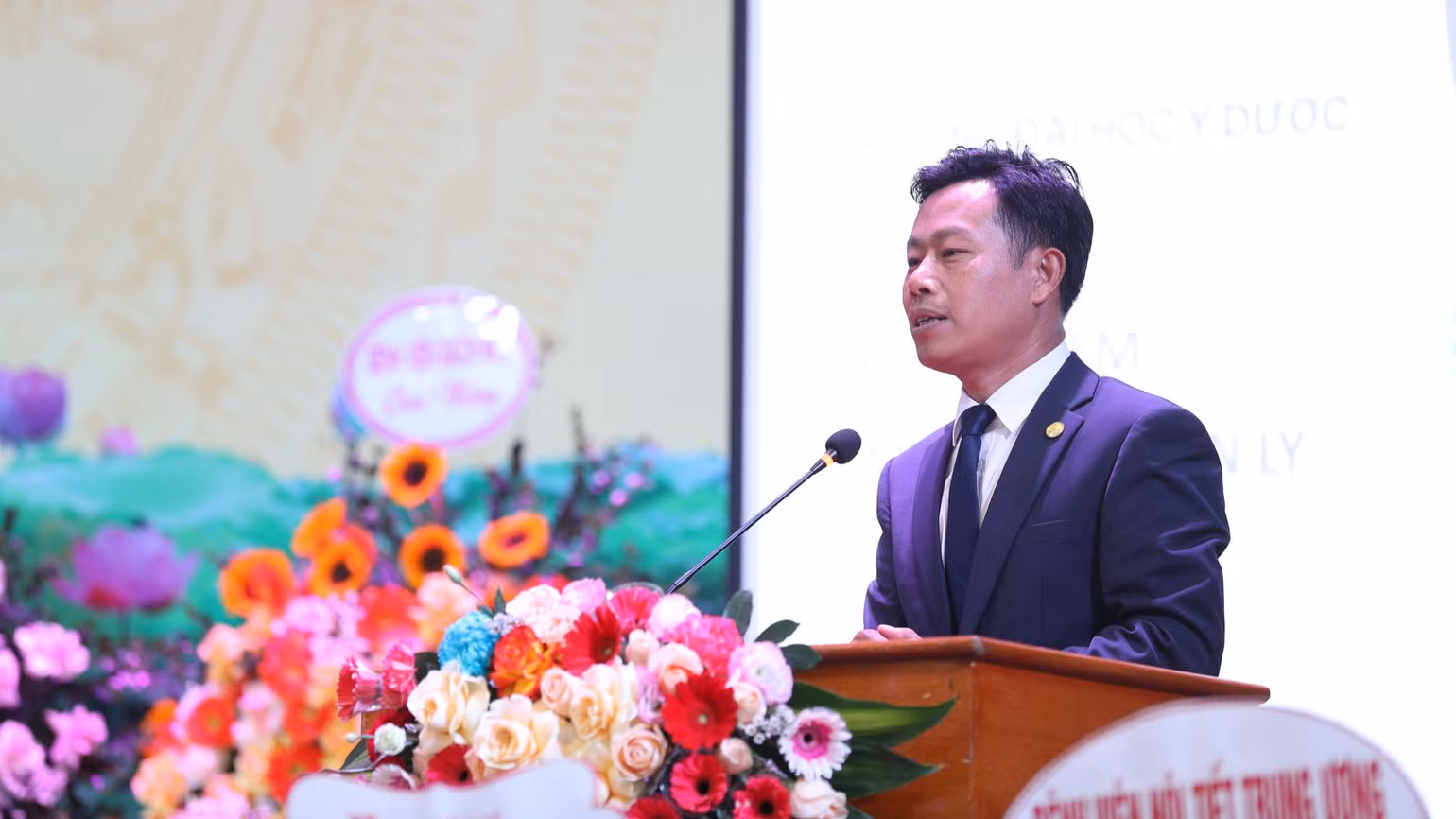 GS, TS Lê Quân phát biểu chúc mừng các cán bộ, giảng viên, sinh viên Trường đại học Y Dược nhân ngày Thầy thuốc Việt Nam. GS, TS Lê Quân phát biểu chúc mừng các cán bộ, giảng viên, sinh viên Trường đại học Y Dược nhân ngày Thầy thuốc Việt Nam.