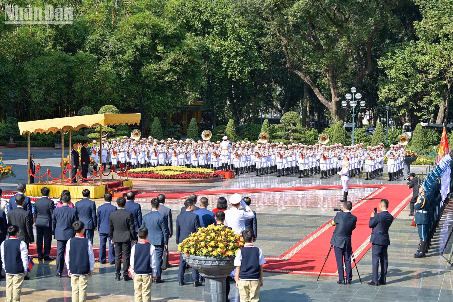 Toàn cảnh lễ đón.