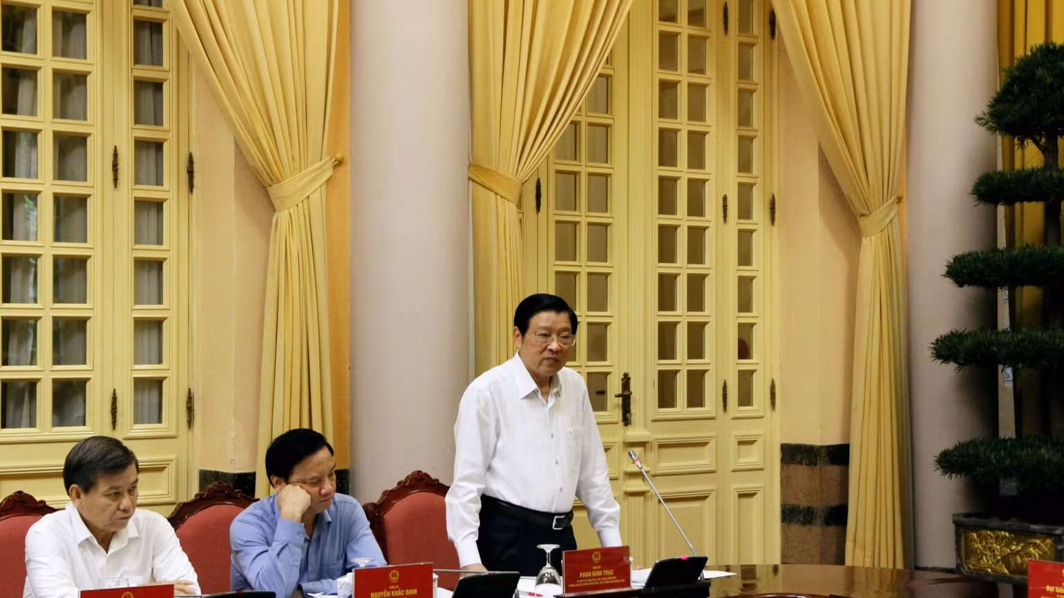 Đồng chí Phan Đình Trạc phát biểu ý kiến tại cuộc họp. Đồng chí Phan Đình Trạc phát biểu ý kiến tại cuộc họp.