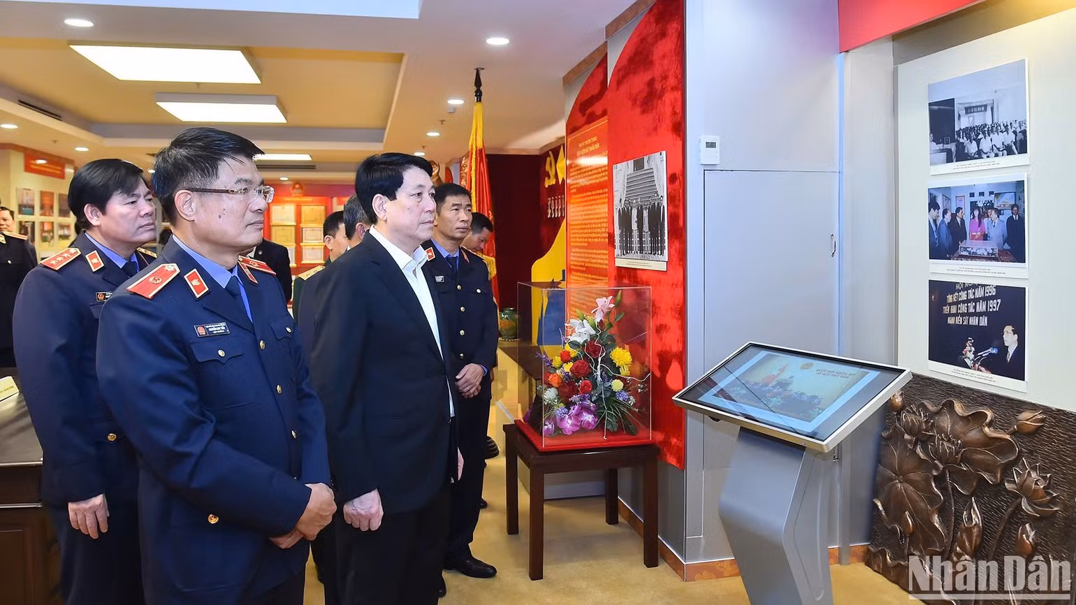 Chủ tịch nước tham quan Phòng truyền thống Viện Kiểm sát nhân dân tối cao.