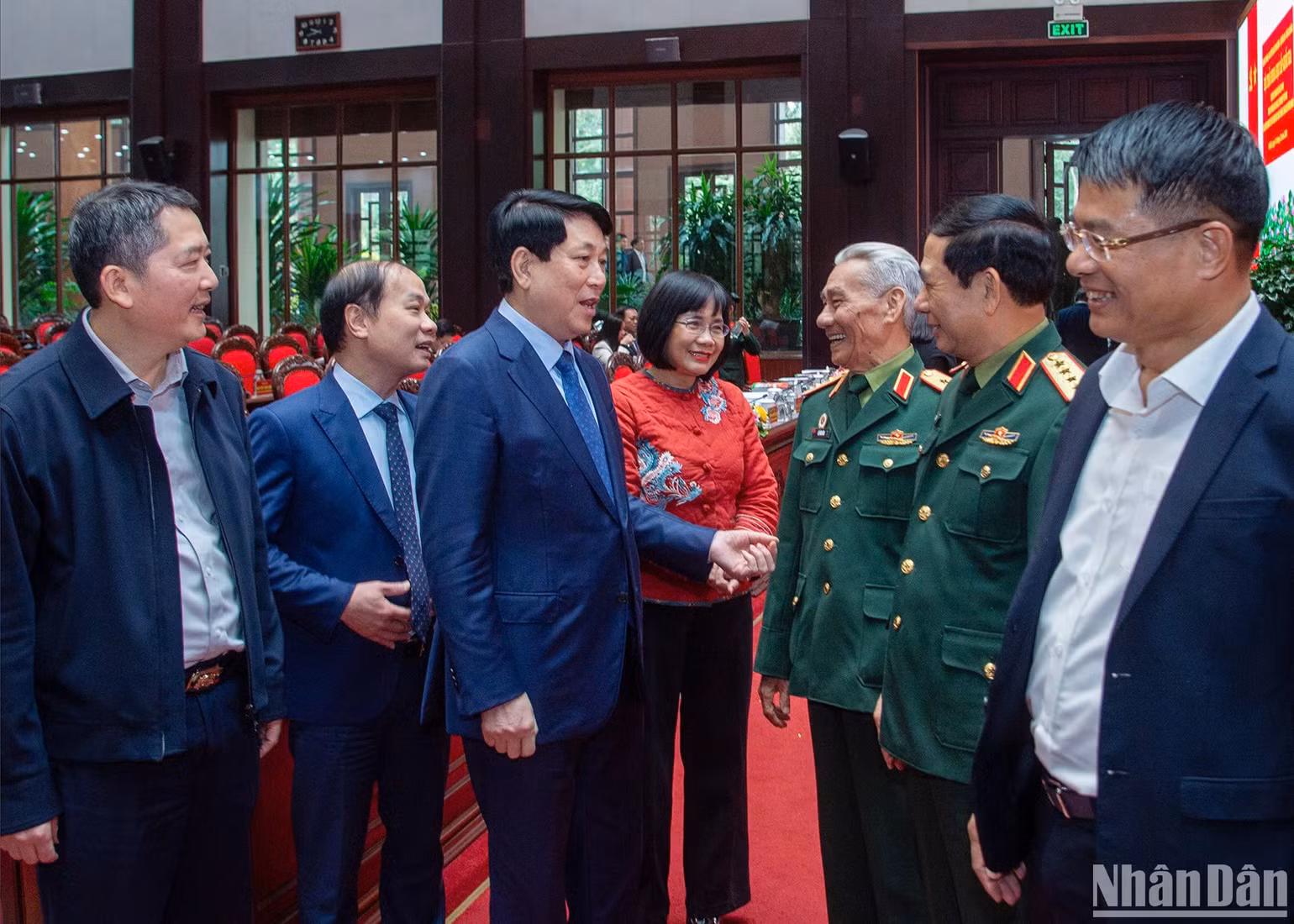 Chủ tịch nước Lương Cường trao đổi cùng các đại biểu dự hội thảo. Chủ tịch nước Lương Cường trao đổi cùng các đại biểu dự hội thảo.