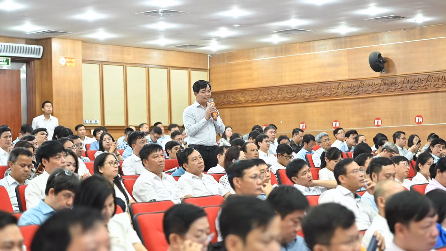 Địa biểu tham luận tại Hội nghị.