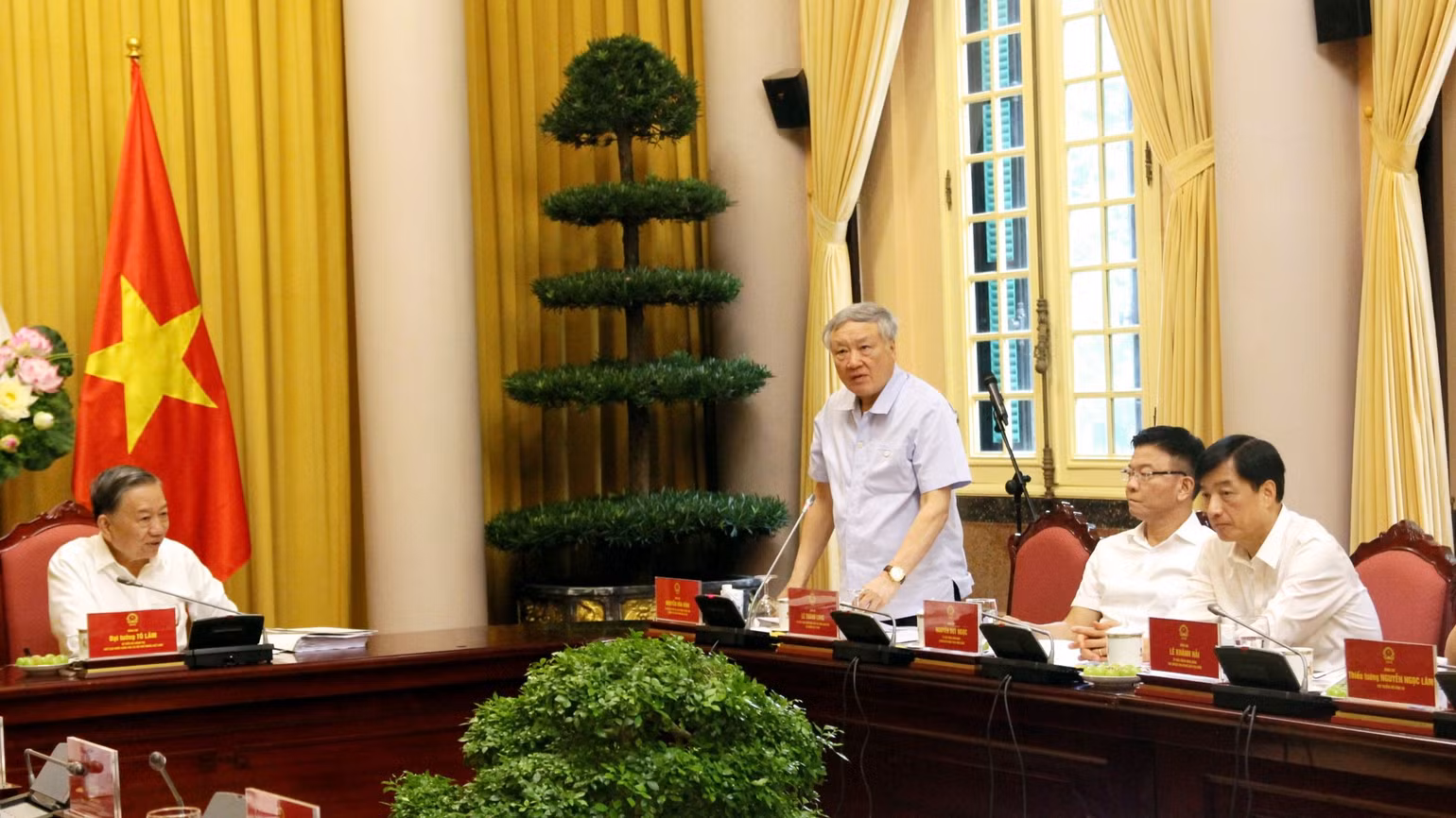 Đồng chí Nguyễn Hòa Bình phát biểu tại cuộc họp. Đồng chí Nguyễn Hòa Bình phát biểu tại cuộc họp.