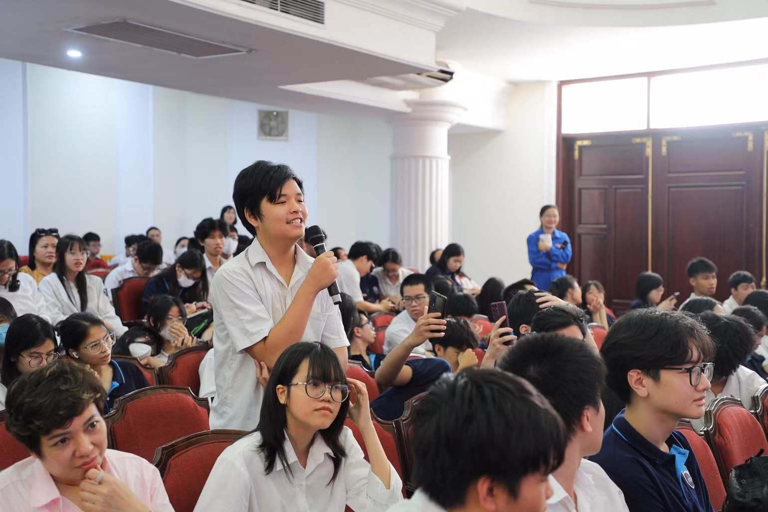 Học sinh THPT đặt câu hỏi về lựa chọn ngành nghề trong ngày hội tư vấn tuyển sinh.