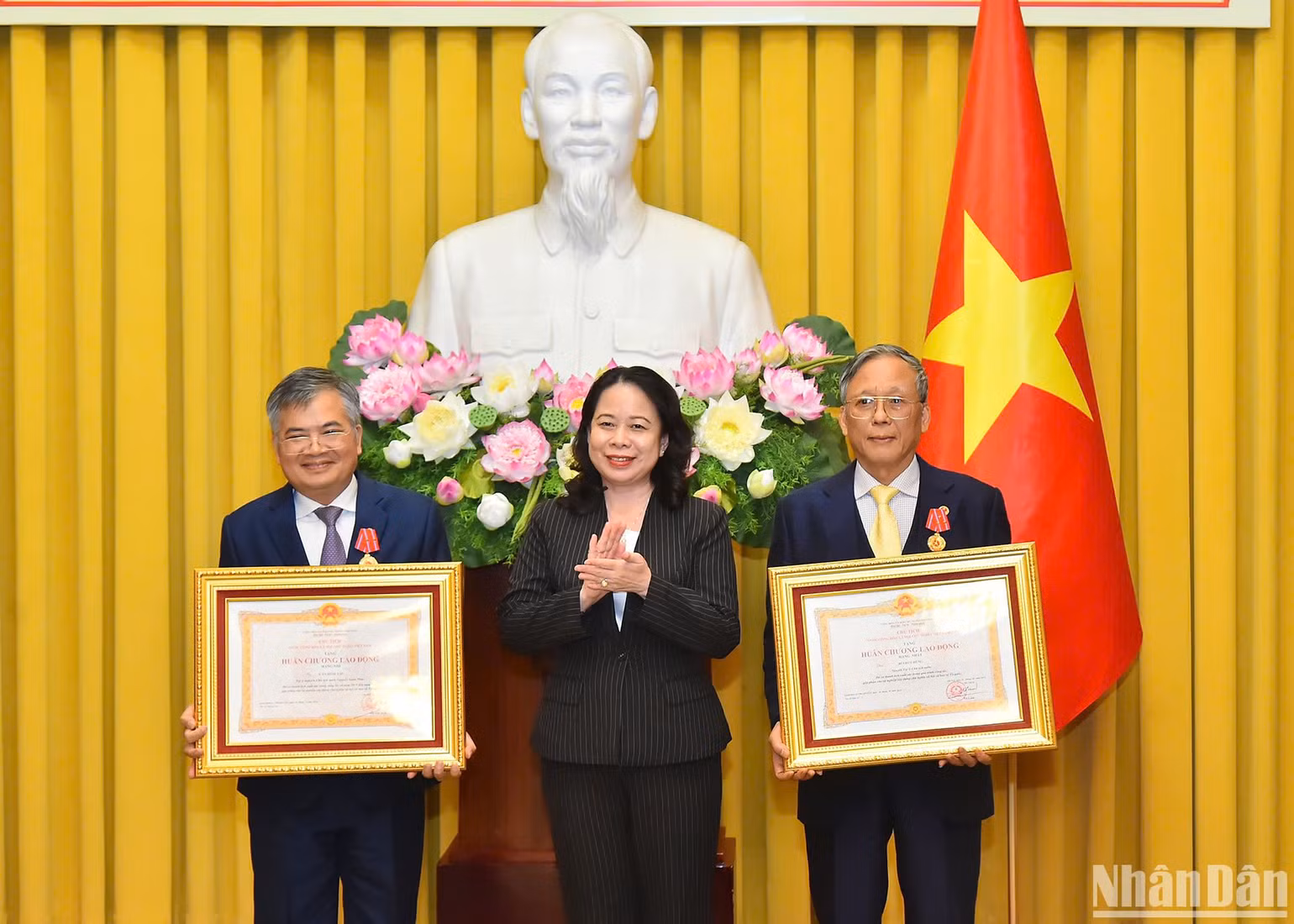 Phó Chủ tịch nước Võ Thị Ánh Xuân trao tặng Huân chương Lao động cho cán bộ có thành tích xuất sắc.
