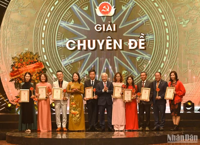 Quyền Chủ tịch nước Võ Thị Ánh Xuân và Chủ tịch Ủy ban Trung ương Mặt trận Tổ quốc Việt Nam Đỗ Văn Chiến trao Giải chuyên đề cho các tác giả.