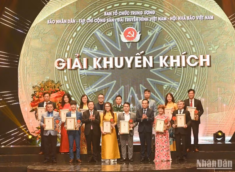 Phó Thủ tướng Trần Hồng Hà và Phó Thủ tướng Trần Lưu Quang trao Giải Khuyến khích cho các tác giả.