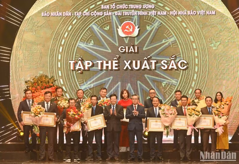 Ban Tổ chức trao Giải tập thể xuất sắc cho các đơn vị.