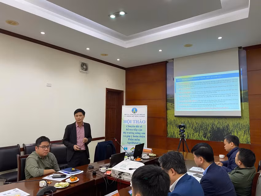 Phó Trưởng phòng Công nghệ số (Trung tâm Chuyển đổi số và thống kê nông nghiệp) Nguyễn Hoài Nam phát biểu ý kiến. Phó Trưởng phòng Công nghệ số (Trung tâm Chuyển đổi số và thống kê nông nghiệp) Nguyễn Hoài Nam phát biểu ý kiến.
