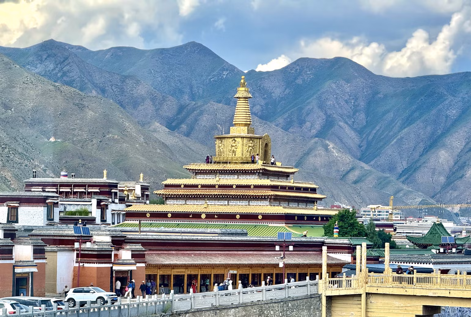 Chùa Labrang là một trong những ngôi chùa quan trọng nhất của Phật giáo Tạng truyền. Chùa Labrang là một trong những ngôi chùa quan trọng nhất của Phật giáo Tạng truyền.