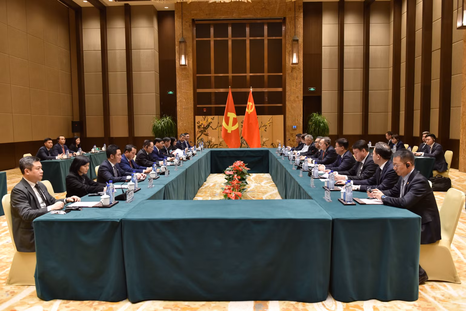 Toàn cảnh hội đàm. Toàn cảnh hội đàm.