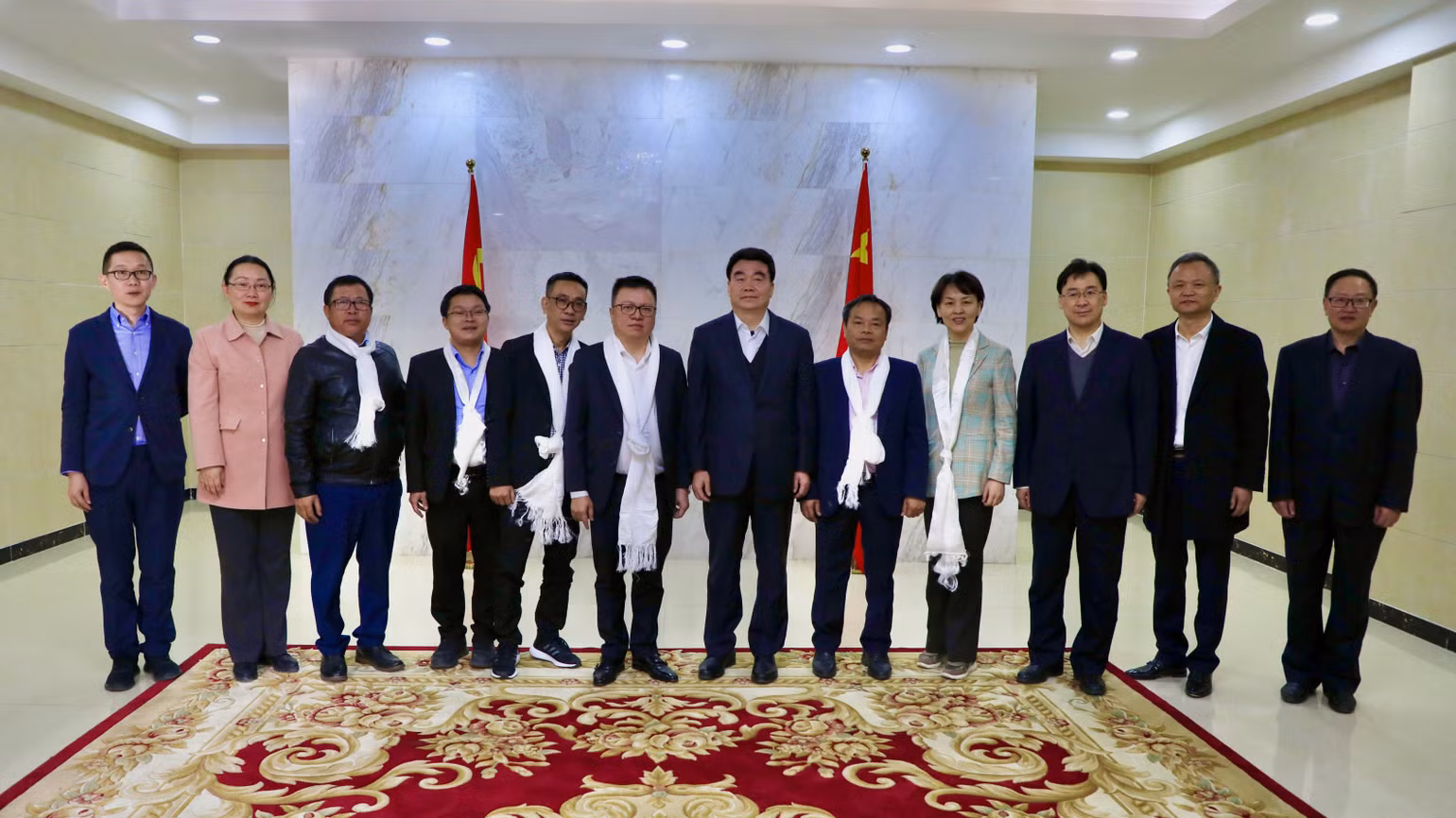 Đoàn đại biểu Báo Nhân Dân chụp ảnh lưu niệm cùng lãnh đạo khu tự trị Tây Tạng. Đoàn đại biểu Báo Nhân Dân chụp ảnh lưu niệm cùng lãnh đạo khu tự trị Tây Tạng.