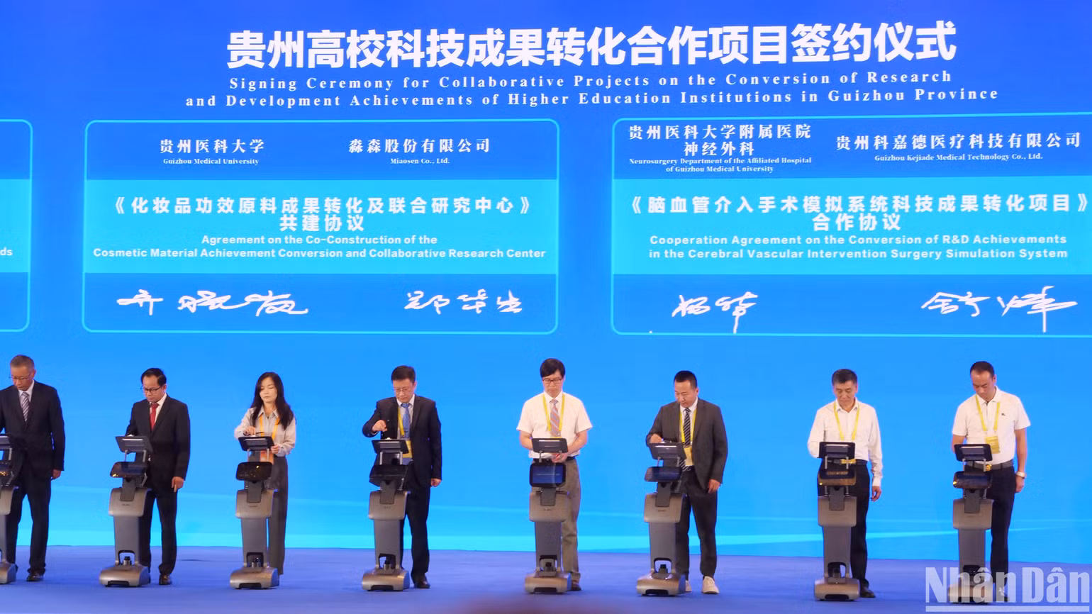 Lễ ra mắt thành quả chuyển giao công nghệ giữa các trường đại học ASEAN-Trung Quốc.