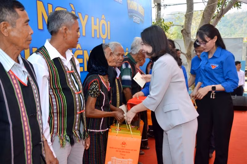 Quyền Chủ tịch nước Võ Thị Ánh Xuân tặng quà cho các già làng, trưởng bản xã Đông Tiến, huyện Hàm Thuận Bắc, tỉnh Bình Thuận.