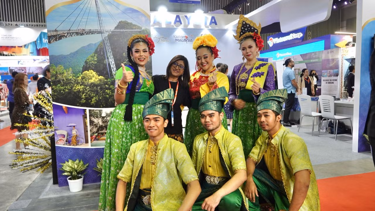 Gian hàng triển lãm du lịch Malaysia. Gian hàng triển lãm du lịch Malaysia.