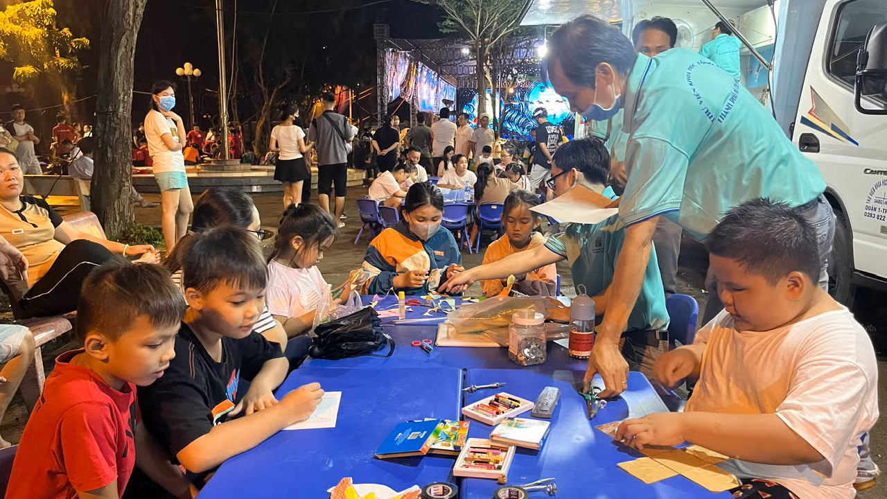 Các em nhỏ Cần Giờ tham gia hoạt động vui chơi tại khu vực thư viện di động. (Ảnh: Thế Anh)