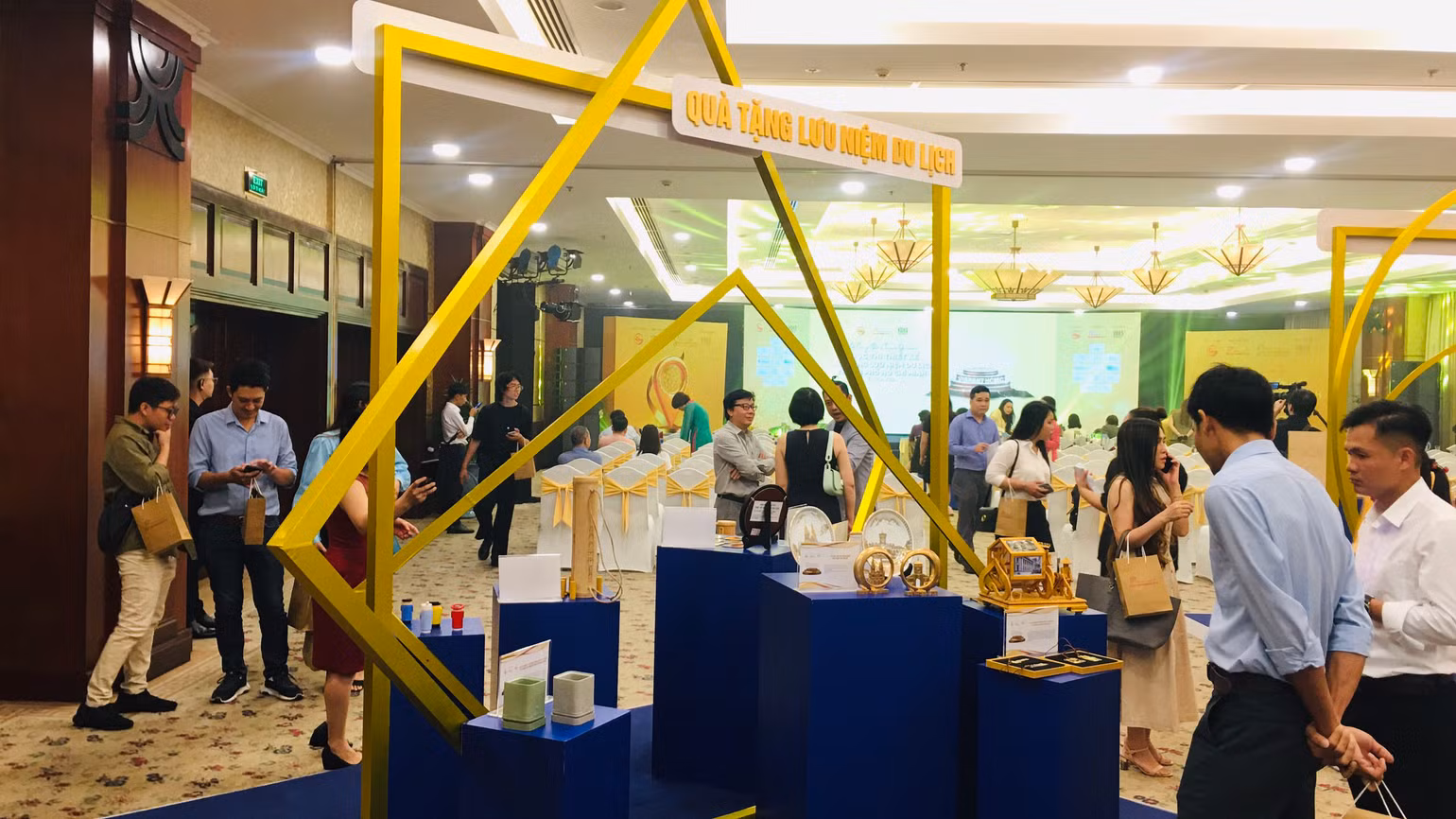 Các đại biểu tham quan sản phẩm trưng bày tại buổi trao giải.