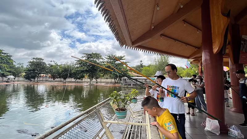 Du khách tham gia các hoạt động giải trí tại Khu du lịch văn hóa Suối Tiên sáng 1/9.