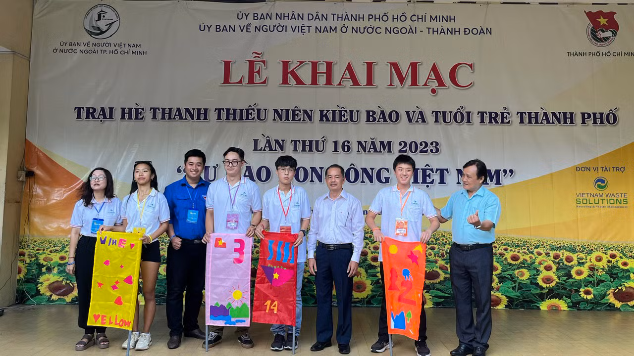 Ban tổ chức trao cờ cho các đội trưởng tham gia trại hè. Ban tổ chức trao cờ cho các đội trưởng tham gia trại hè.