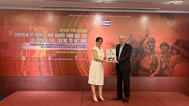Bà Ariadne Feo Labrada, Tổng lãnh sự Cộng hòa Cuba tại Thành phố Hồ Chí Minh tặng quà cho đồng chí Phan Nguyễn Như Khuê, Trưởng Ban Tuyên giáo Thành ủy Thành phố Hồ Chí Minh. Bà Ariadne Feo Labrada, Tổng lãnh sự Cộng hòa Cuba tại Thành phố Hồ Chí Minh tặng quà cho đồng chí Phan Nguyễn Như Khuê, Trưởng Ban Tuyên giáo Thành ủy Thành phố Hồ Chí Minh.