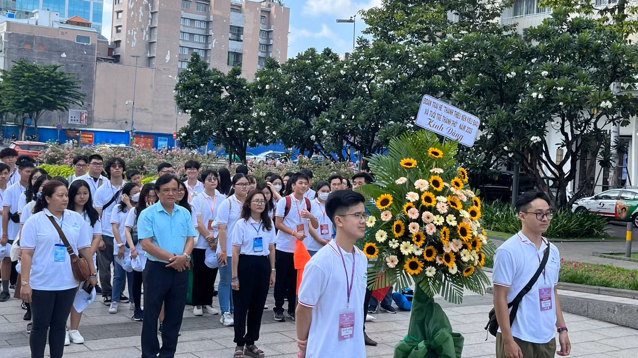 Các trại sinh dâng hoa tưởng niệm Chủ tịch Hồ Chí Minh tại Công viên Tượng đài Chủ tịch Hồ Chí Minh. Các trại sinh dâng hoa tưởng niệm Chủ tịch Hồ Chí Minh tại Công viên Tượng đài Chủ tịch Hồ Chí Minh.