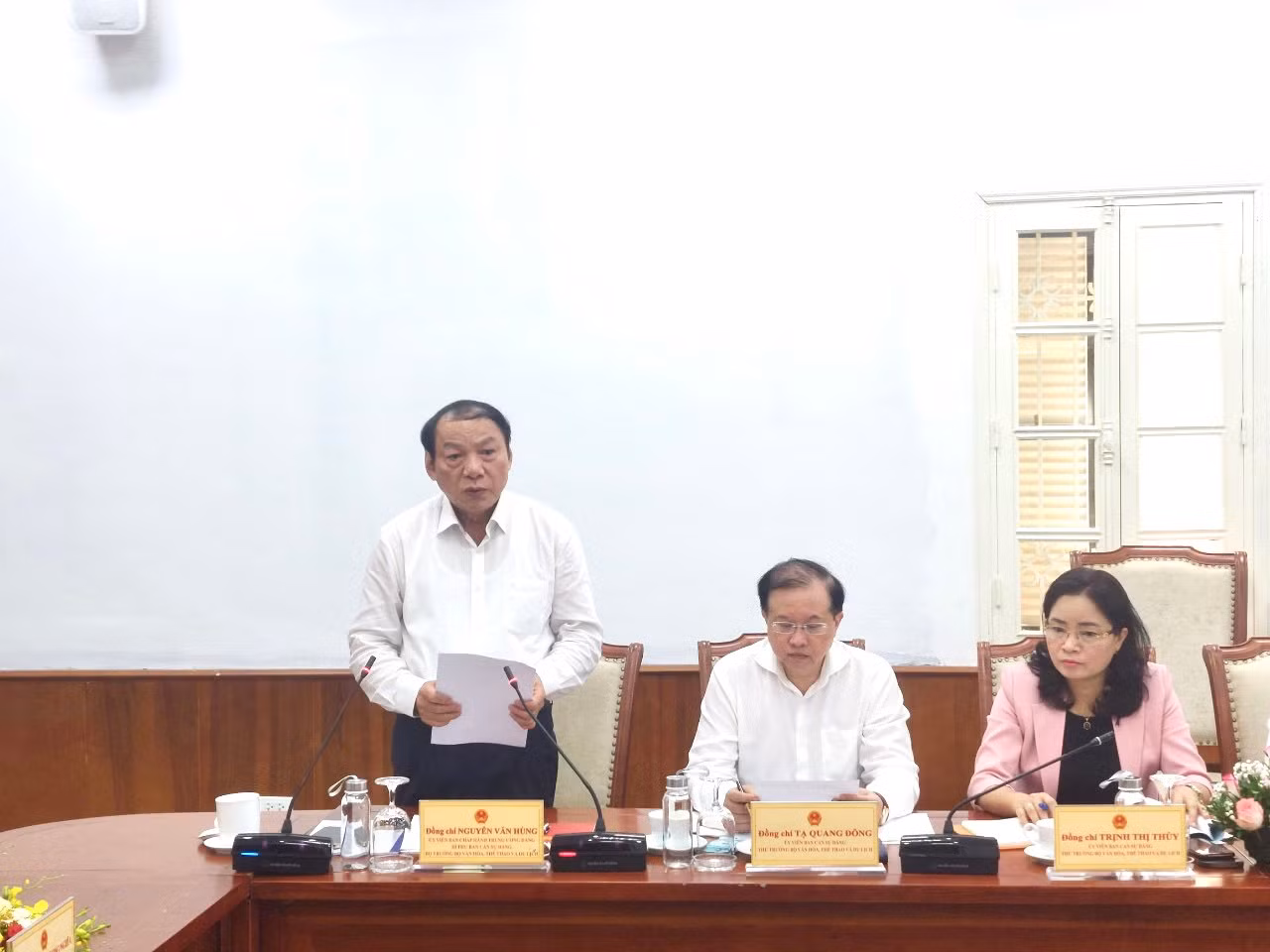 Đồng chí Nguyễn Văn Hùng, Ủy viên Trung ương Đảng, Bộ trưởng Bộ Văn hóa, Thể thao và Du lịch báo cáo tại buổi làm việc. Đồng chí Nguyễn Văn Hùng, Ủy viên Trung ương Đảng, Bộ trưởng Bộ Văn hóa, Thể thao và Du lịch báo cáo tại buổi làm việc.