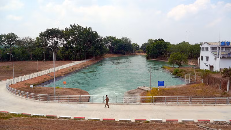 Hồ Dầu Tiếng xả nước đẩy mặn cho các địa phương. (Ảnh QUÝ HIỀN)