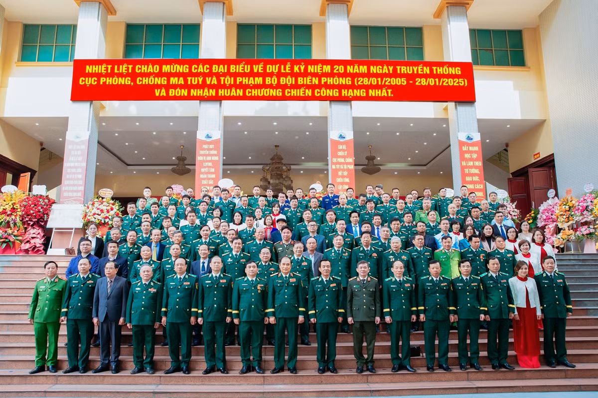 Các đại biểu tham dự Lễ kỷ niệm chụp ảnh lưu niệm.