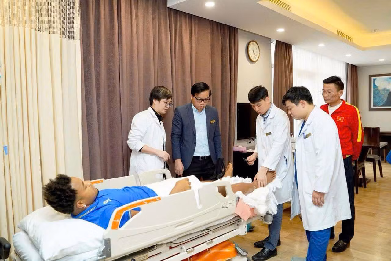 Giáo sư, Tiến sĩ Trần Trung Dũng (áo vest xám) đang hội chẩn cùng các đồng nghiệp để đưa ra phương án phẫu thuật cho Nguyễn Xuân Son. Giáo sư, Tiến sĩ Trần Trung Dũng (áo vest xám) đang hội chẩn cùng các đồng nghiệp để đưa ra phương án phẫu thuật cho Nguyễn Xuân Son.